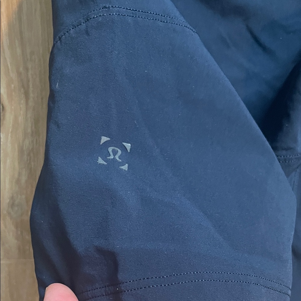 lululemon athletica Navy Athletic Hiking Shorts Men’s size 31 - Picture 3 of 4